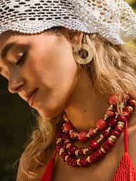 Bring Hypso wherever you go 😋 Chaque modèle de grigri est unique. ✨  Disponibles dans notre boutique et à notre stand Printemps 🌸 #HypsoParis  #hypsobijoux