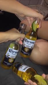 Friends Girls Corona Foto De Cerveja Gelada Foto De Cerveja Logos De Cerveja