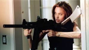 John and jane smith are a normal married couple, living a normal life in a normal suburb, working normal jobs.well, if you can call. Verliebt Am Mr Und Mrs Smith Set So Beschreibt Angelina Jolie Das Kennenlernen Von Brad Pitt