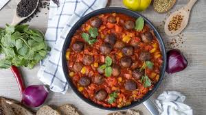 This vegan shakshuka is made with diced tomatoes and chickpeas and topped with vegan ricotta or cream cheese for a tasty this vegan shakshuka will become your new favorite weekend breakfast! Vegan Shakshuka A La Sonrisa Titelbild Sonrisa