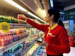 Trao đổi với vnexpress, bà nguyễn thị bích vân, giám đốc truyền thông tập đoàn central retail việt nam cho biết, ngay sau khi các chợ tự phát bị ngưng hoạt động, lượng khách đến siêu thị này mua sắm hàng thiết yếu nhiều hơn. Vinmart Kinh Doanh Ra Sao Sau Ná»­a NÄƒm Vá» DÆ°á»›i TrÆ°á»›ng Cá»§a Masan