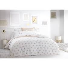 Pour un lit deux personnes (140), nous conseillons une couette de 220x240. Collection Draps Plume Anne De Solene 220x240