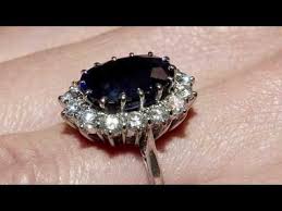 La bague offerte par william à kate middleton pour sa demande en mariage appartenait à sa mère diana. Pourquoi Kate Middleton Est Apparue Sans Sa Bague De Fiancailles Youtube