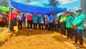 Ahmad tarmizi sanusi membaiki kenderaan di kawasan rumah pengguna sepanjang pkp bagi memudahkan orang ramai yang terhad pergerakan di pontian, johor. Empat Sekeluarga Dikebumikan Dalam Satu Liang Lahat Sahih