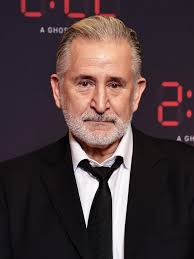 Anthony LaPaglia struts the stage …at last
