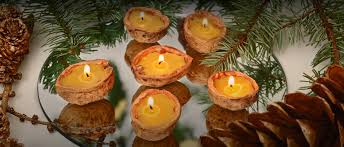 Das sind die engelfiguren, die kerzen und der weihnachtskranz. Walnuss Schiffchen Kerzen