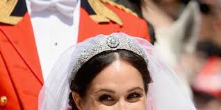 Meghan markle's wedding to prince harry is coming up, and chances are she'll walk down the aisle wearing a tiara (casual), as kate middleton did before her. Royal Wedding History Behind Meghan Markle S Tiara