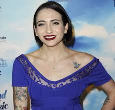 She is a female celebrity. Christina Hangt Topless Aan De Muur En Ali B Toont De Nachtmerrie Van Geert Wilders Show Ad Nl