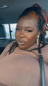 Hey moms of Queens! My name is Kerri & I am a personal trainer and physical  education teacher! If anybody is looking to start their fitness journey but  doesn't know where to