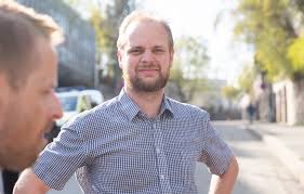 Mímir kristjánsson is an actor, known for reflektor (2006), historisk (2017) and farmen kjendis (2016). Mimir Kristjansson Av Og Til Kjenner Jeg Bare Ikke Igjen Landet Mitt Document