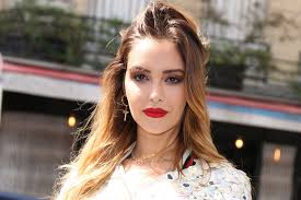 Nabilla révèle son baby-bump en maillot de bain