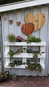 Dekorieren Sie Den Garten Mit Ornamenten Aus Paletten 19 Ideen Fur Rustikale Dekorationen Hinterhof Garten Gartendekor Garten Landschaftsbau