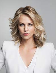 Coiffure Cheveux Mi Longs 30 Des Styles Les Plus Trendy Hair Styles Charlize Theron Hair Beauty