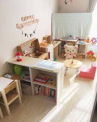 凪ちゃんエリア完成 もりの書店という木のおもちゃ 絵本屋さんのアドバイスにより 出来上がった 育児に正解はないと思うけど 店主さんの説明はものすごい納得できたから 試しに リビングに 遊び空間と机上空間という２つの空間を作るのが大切なんやて 遊び空間は