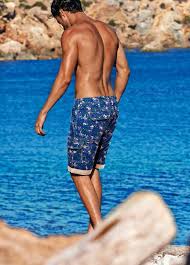 Nei saldi calzedonia costumi estate 2019 rientra anche la collezione calzedonia kids con i costumi da bagno per bambini ed infine anche la linea di costumi da bagno uomo, a completare la collezione e compresa nei saldi anche la proposta beachwear. Costume Da Bagno Uomo Calzedonia Estate 2015 Boxer Lunghi Paros