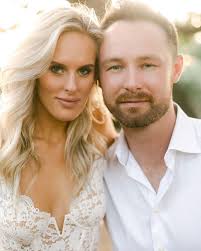 Alexis Parr's Instagram, Twitter & Facebook