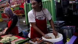 Dia bukan bos besar, apalagi konglomerat, cuma pedagang nasi kuning yg numpang di emperan ruko dua gue narik dia bediri ke atas, beuh.dengan pakean atas bawahnya yg merah darah gitu bu sarmin. Main Dengan Penjual Nasi Lemak Sakk Kal