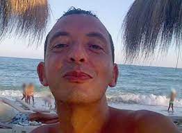 According to b., the justice department did not comply with previous agreements regarding the safety of him and his family while pursuing their case against several people suspected of multiple assassinations. Crimineel Taghi Ontkent Aanslagplan Op Peter R De Vries Dit Is Een Verzinsel Binnenland Ad Nl