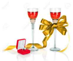 Enviado el 19 de octubre de 2016 a las 09:41 responder. El Vino En Dos Copas Con Lazo De Saten Dorado Y Anillos De Boda En Una Caja De Regalo De Color Rojo Aisladas Sobre Fondo Blanco Fotos Retratos Imagenes Y Fotografia De