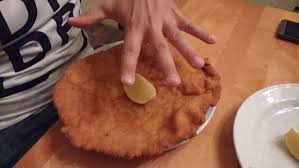 Cotolette alla viennese ricetta con ingredienti, procedimento passo passo e consigli utili. Tipica Cotoletta Viennese Foto Di Figlmuller Vienna Tripadvisor