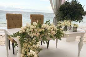 De seguro les harán suspirar detalles como los centros de mesa económicos y originales que utilizaron para adornar el banquete, así como la felicidad de los invitados y de ustedes mismos. Arreglos Florales Ramos De Novia Centros De Mesa Para Bodas