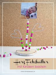 Bastle Einen Fotohalter Mit Herz So Einfach Geschenke Basteln Mit Kindern Geschenke Basteln Muttertag Basteln