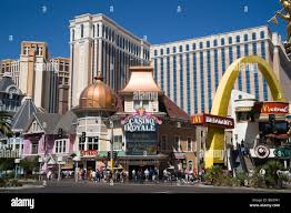 La strip di Las Vegas - con McDonalds Arch e Hotel a Venezia Foto stock -  Alamy