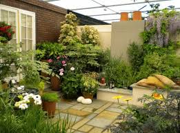 Kami central alam group bergerak di bidang jasa pembuatan taman & jasa tukang taman, kami ahli & profesional serta berpengalaman dalam bidang kami (landscape,maintenance & consultant) kami juga menjual berbagai macam jenis tanaman dengan kualitas tinggi dan dengan harga yang murah dan bergaransi. Desain Taman Minimalis Dalam Rumah Halaman Belakang Kecil Teras Taman Kebun Kecil