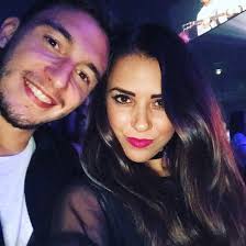 Berbukalah dengan si Manis~ Kenalin nih Isteri dari Bek Andalan kita,  Matteo Darmian. Namanya Francesca Cormanni. Mereka pacaran sejak masih masa  puber loh... Mulai dari Torino, MU, sampe Inter Francesca setia nemanin