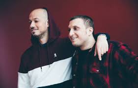 Les stars de youtube mcfly & carlito étaient en bonne voie dimanche de relever le défi du président emmanuel macron, qui les a invités à réaliser une vidéo sur l'importance des gestes barrières et leur a promis de les inviter à. Mcfly Et Carlito Leur Premier Court Metrage Un Cadeau Inoui Pour L Association E Enfance