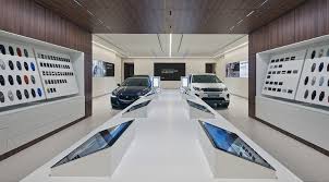 Jaguar Land Rover Ist Die Neueste Automarke Geworden Die Zu Rockars Pionierarbeit Auto Shows In Germany Appointments From January 2019 Worldwide Car Showroom Design Car Showroom Interior Automotive Showroom