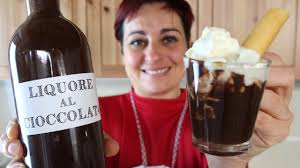 Liquore al cioccolato, una ricetta semplice ma particolarmente buona, preparatelo con cioccolato fondente oppure con cioccolato bianco. Liquore Al Cioccolato Fatto In Casa Ricetta Facile Homemade Chocolate Liqueur Easy Recipe Youtube