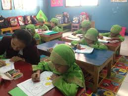 Daftar gambar mewarnai guru sedang mengajar via anekagambarmewarnai.website. Gambar Tas Ibu Guru Untuk Diwarnai
