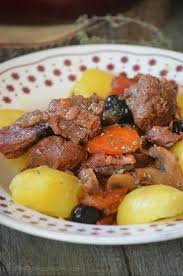 Un Plat De Viande Savoureux Qui Mijote Pendant Plusieurs Heures La Daube Provencale Est Surement Le Plat Mijote Que Je Pr Plats En Cocotte Plats Mijotes Daube