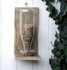 Les bouteilles plastiques sont parfaites pour les utiliser de créer un jardin vertical extérieur. Mangeoire A Graines Esprit Cabane