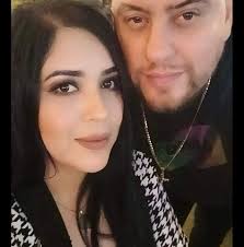 Chamba es chamba y no hay que avergonzarse de tener la bendición de poder  trabajar, si bien no me va mal en mi carrera pero quiero q me vaya mejor en  la