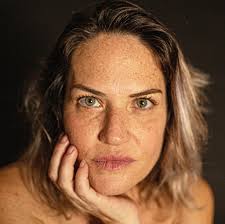 חצי שעה צילום פלוס חצי שעה עריכה ב450שח. צילמתי לא מעט סשנים בחודש האחרון.  והבנתי שבגלל המצב הבלתי נסבל הזה לאנשים באמת שאין כסף. אז החלטתי לאפשר לכל  מי שרוצה להצטלם בסטודיו,