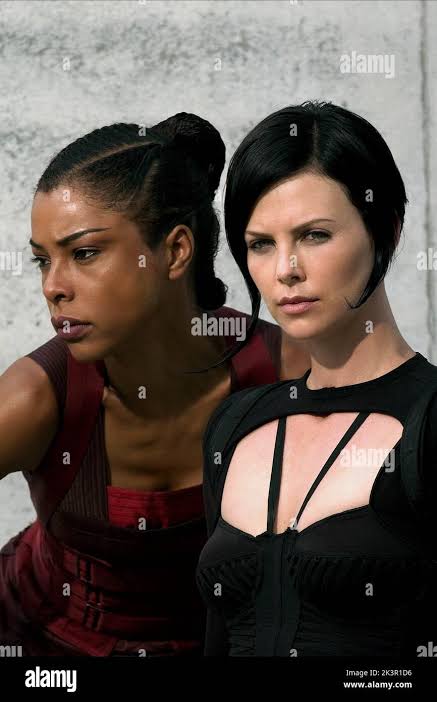 Sophie Okonedo & Charlize Theron Film: Aeon Flux (Æon Flux) Usa 2005,  Director: Karyn Kusama 01 December 2005 **WARNING** This Photograph is for  editorial use only and is the copyright of PARAMOUNT