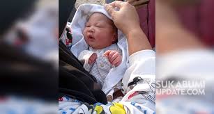 Yakin suara bayi, saksi melapor ke rt setempat lalu mengecek ke. Warga Gekbrong Heboh Bayi Cantik Ditemukan Di Tumpukan Sampah