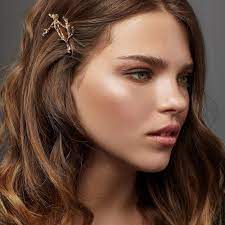 From the most trendy pearls hair clips to sparkle crystal bobby pins. Hair Clip Looks 25 Trendy Hairstyles To Try In 2021 All Things Hair Ph