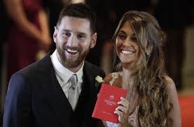 Der fünffache weltfußballer lionel messi (30) hat seine langjährige freundin antonella roccuzzo (29) im beisein von dutzenden fußballstars in argentinien geheiratet. Lionel Messi Heiratete In Seiner Argentinischen Heimatstadt Rosario Seine Jugendliebe Antonella Roccuzzo Stuttgarter Zeitung