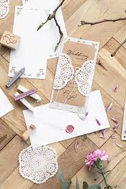 Diy Make Your Own Wedding Invitations From Doilies And Craft Paper A Beautiful Vintage Insp Bryllupsinvitation Bryllupsinvitationer Bryllup Invitationer Diy