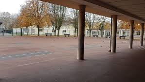 Trouvez 2 et demi a louer dans locations longue durée | vous cherchez un appartement/condo à louer? Un Enfant De Deux Ans Et Demi Oublie Dans La Cour De L Ecole De Saint Benoit Pres De Poitiers Ses Parents Choques