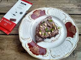 Brownie Me Kommatia Leykhs Koybertoyras Kai Fystikoboytyro Ion Sweets Apo Thn Ion Glyka Me Sokolata Recipe Food Takeout Container