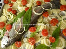 Menta, salvia e prezzemolo i soli ingredienti a rendere goloso e profumato il salmone al cartoccio, regalando al pesce un profumo squisito. Trota Salmonata Con Patate Cipolla E Pomodorini Al Forno Le Ricette Di Claudia Andre