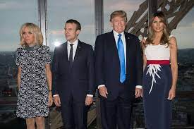 In effetti a prima vista, quella sul vestito di melania sembra proprio una q. Melania Trump Tutti I Look Della First Lady Corriere It