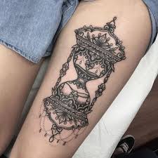 Bein Tattoo Sanduhr Schwarz Oberschenkel Vorne Mandala Frau Weiblich Tattoo Motiv Tattoo Oberschenkel Oberschenkel Tattoo Tatowierungen