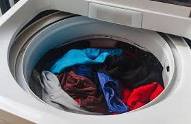 Agar baju berwarna tidak pudar, kamu bisa mencuci baju berwarna dengan urutan yang benar. Jangan Dicampur Ini Alasan Mencuci Pakaian Dalam Harus Dipisah