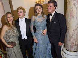 La xviii duquesa de alba y su tercer marido han contraído matrimonio a las 13:30 horas en una intensa ceremonia ante una treintena de invitados. Tana Amina Luis Y Brianda Asi Son Los Primos Solteros En La Boda De Fernando Fitz James Stuart