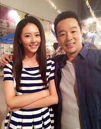 江左有个貌美的老婆，可是她却经常出差。 去干嘛？ 不是忙着给他带帽子，而是瞒着他降妖除魔去了。 得知真相的江左连连叹息，看来自己也坐不住了。 为了他美好的夫妻生活，江左只能暗中出手。 降妖除魔嘛，维护天地秩序嘛，没问题. 61æ­²å¼µæ™¨å…‰èˆ‡è€å©†å­©å­è¿'ç…§ è€å©†ä¿é¤Šå¾ˆå¥½ æ¼‚äº®åˆæœ‰æ°£è³ª æ¯æ—¥é ­æ¢